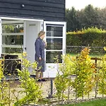 Holiday home Met De Kippen Op Stok - Vakantiehuisjes