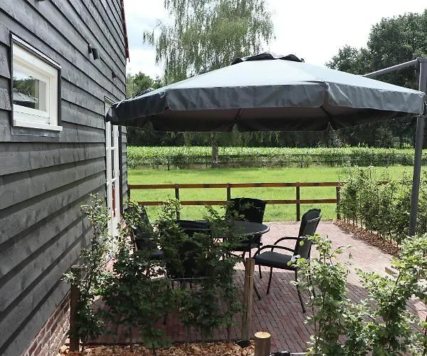 بيت للعطل Met De Kippen Op Stok - Vakantiehuisjes *